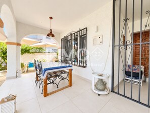 Outdoor dining - at Cambrils Mar area, nice house with garden (Cambrils)
