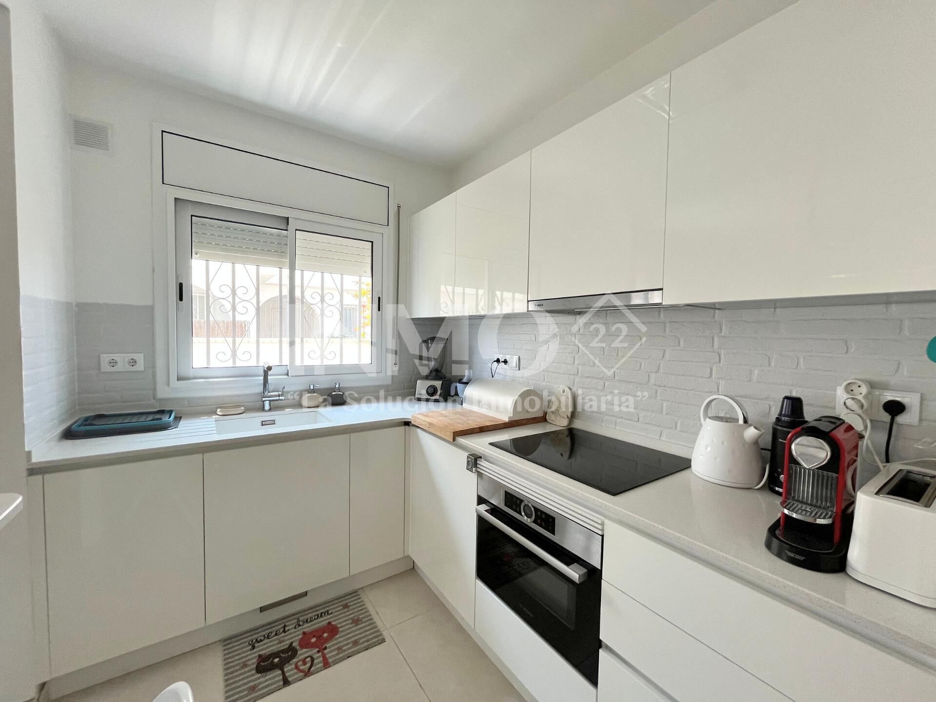 Een koelkast, een microgolfoven, een vaatwasser