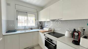 Een koelkast, een microgolfoven, een vaatwasser