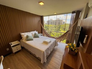 Apartment | Meja, langsir/tirai gelap terus, seterika/papan seterika, Wi-fi percuma 