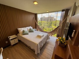 Apartamento | Escrivaninha, cortinas blackout, ferros/tábuas de passar roupa