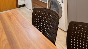 Design studio | Privékeuken | Een mini-koelkast, een magnetron, een blender