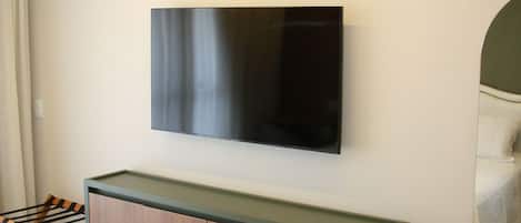 Appartement exclusif | Bureau, rideaux dâobscurcissement, fer et planche Ă repasser