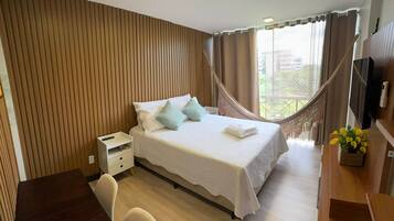 Departamento | Escritorio, cortinas blackout y tabla de planchar con plancha