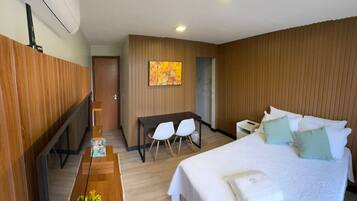 Apartamento | Escrivaninha, cortinas blackout, ferros/tábuas de passar roupa