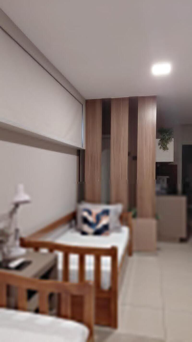 Un interior moderno con un comedor amueblado con madera y una cocina con armarios y electrodomésticos.