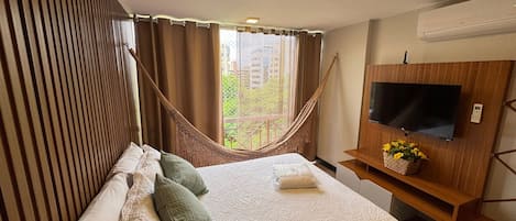 Apartamento | Escrivaninha, cortinas blackout, ferros/tábuas de passar roupa