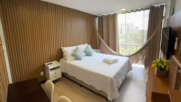 Apartamento | Escrivaninha, cortinas blackout, ferros/tábuas de passar roupa