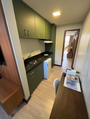 Apartment | Private kitchen | Mini-fridge, microwave, blender, cookware/dishes/utensils