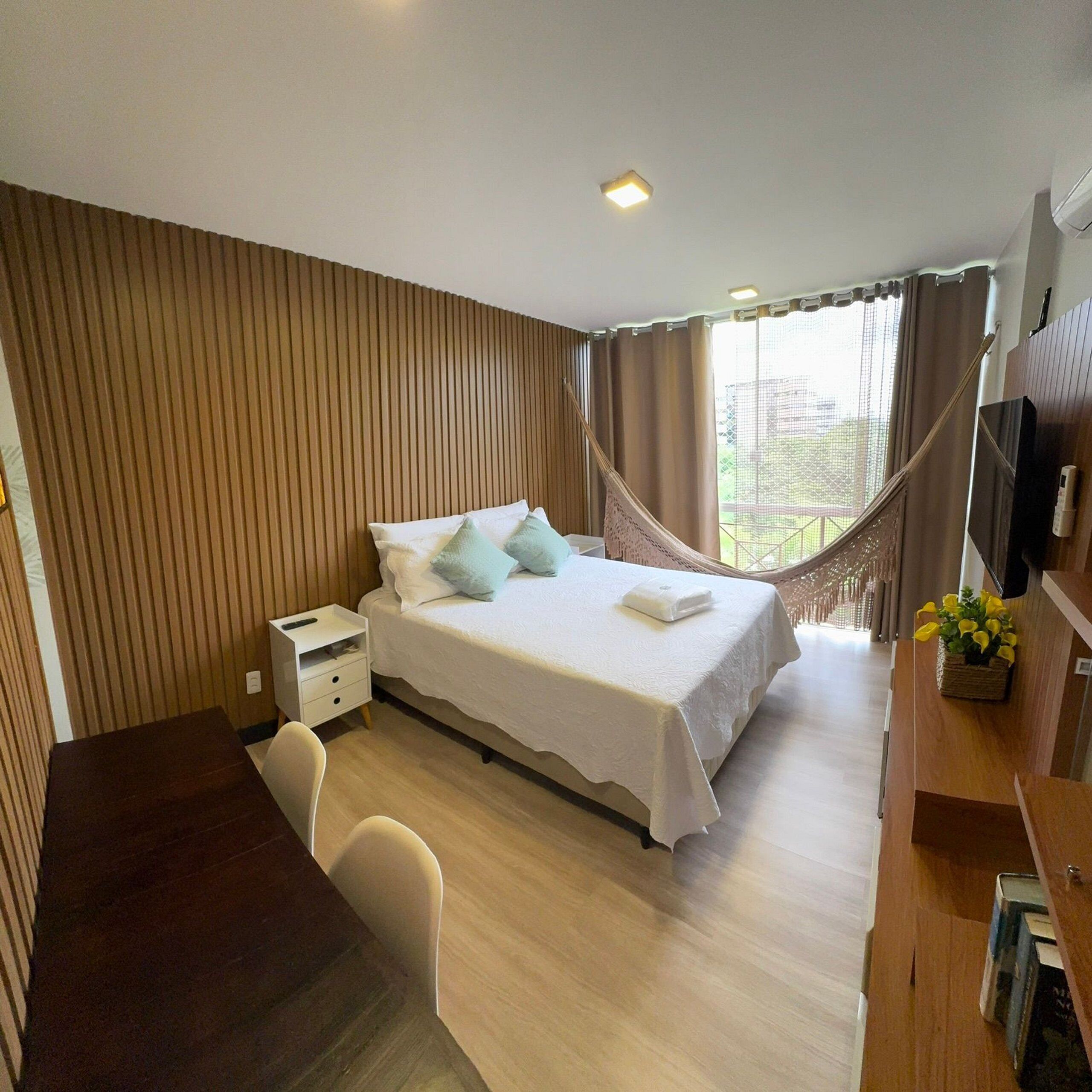 Appartement | Een bureau, verduisterende gordijnen, een strijkplank/strijkijzer