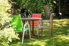 Outdoor dining - Walnut Lodge (Kidlington)