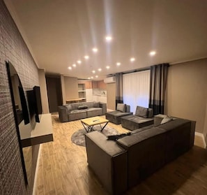 140-cm Smart TV with digital channels, first-run movies - Safran Suit Otel (Izmir)