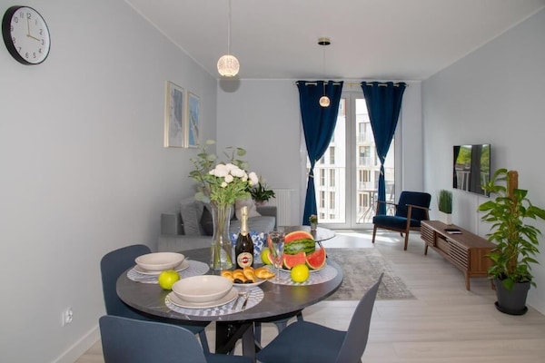 Deluxe-Apartment | Essbereich im Zimmer