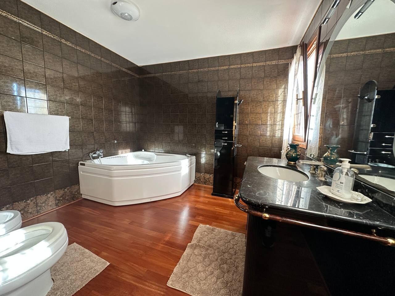 Douche, sèche-cheveux, bidet, serviettes fournies