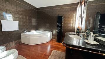 Regadera, secadora de cabello, bidet, toallas