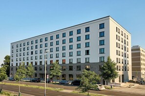 Front of property - Habyt - The Waterfront (Berlin)