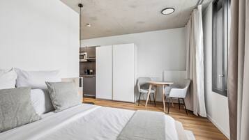 Urban Accessible Studio | Quartos à prova de som, Wi-Fi de cortesia, roupa de cama