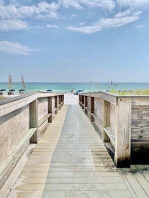 On the beach, sun loungers, beach towels - PROMO 5% WEEKLY/10% MONTHLY DISCOUNT
Beautiful Ocean Front Condo! Relax & Unwind (Fort Walton Beach)