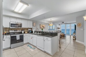 Fridge, microwave, oven, stovetop - PROMO 5% WEEKLY/10% MONTHLY DISCOUNT
Beautiful Ocean Front Condo! Relax & Unwind (Fort Walton Beach)
