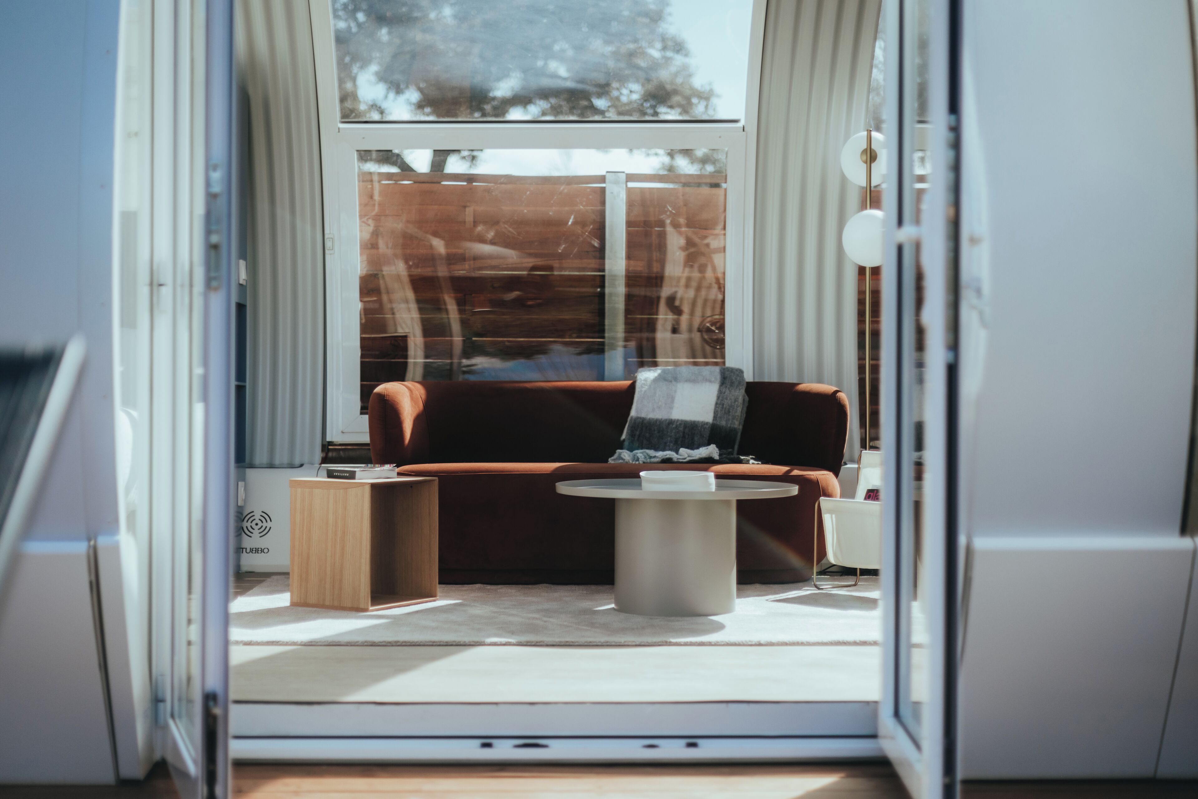 Panoramic-Suite | Wohnbereich | 43-Zoll-Smart-TV mit Digitalempfang, Fernseher