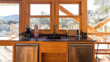 Suite junior | Cocina básica privada | Cafetera o tetera y hervidor eléctrico