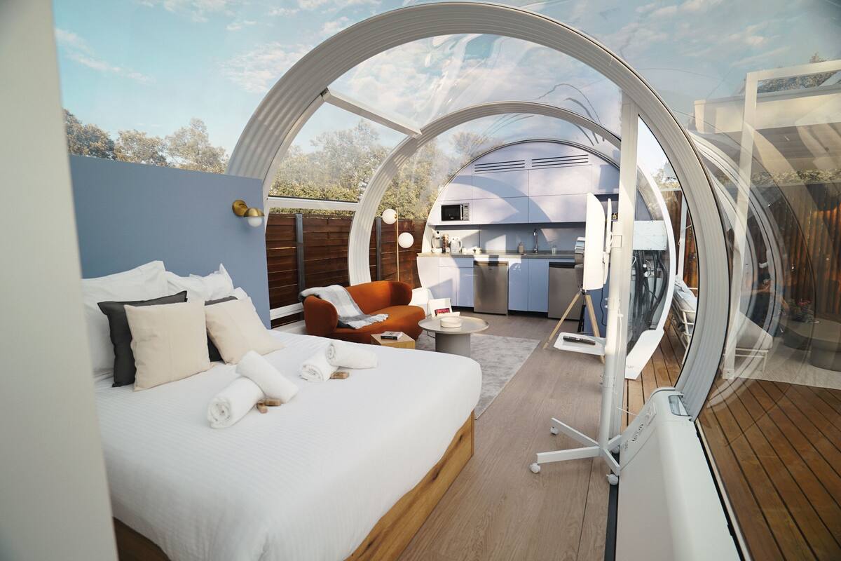 Minibar, free WiFi, bed sheets