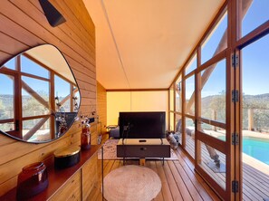 Junior Suite | Living area | 43-inch Smart TV with digital channels, TV - La Dehesa Experiences (Adamuz)