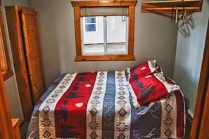 2 bedrooms, WiFi - Broadview- in a no-wake zone in Chetek, WI on the Chetek Chain of Lakes.  (Chetek)