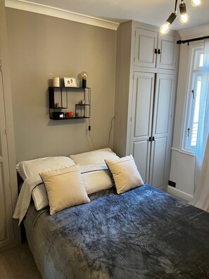 1 غرفة نوم ومكواة/لوح كي وواي فاي وملاءات أسرّة