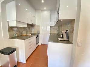 Geladeira, micro-ondas, fogão, lava-louças