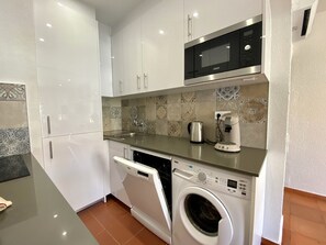 Geladeira, micro-ondas, fogão, lava-louças