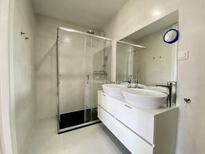 Bathtub, hair dryer, towels - TAVIRA GRAND BALCONY WITH POOL by HOMING (Tavira)