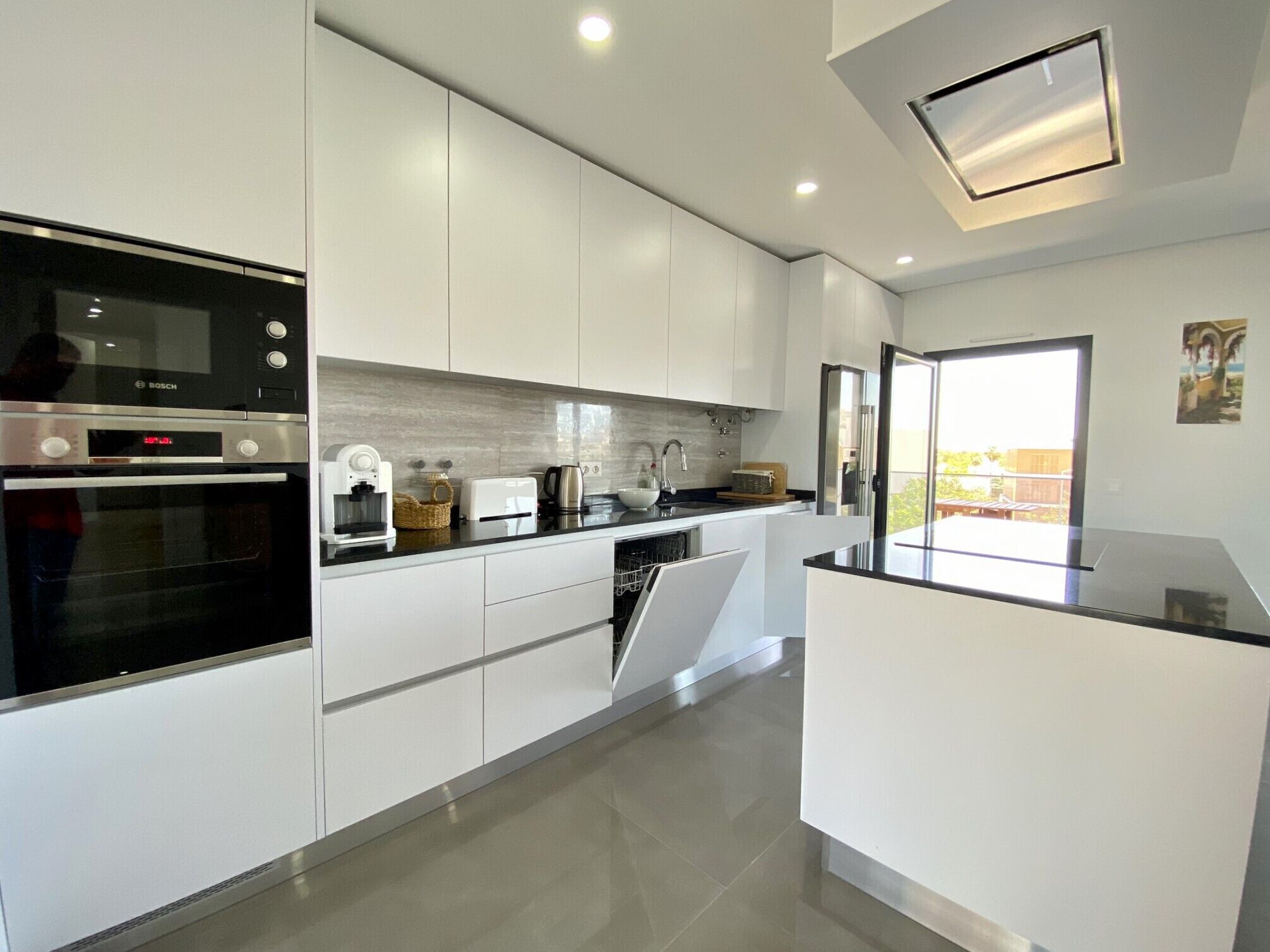 Kühlschrank, Mikrowelle, Ofen, Geschirrspüler