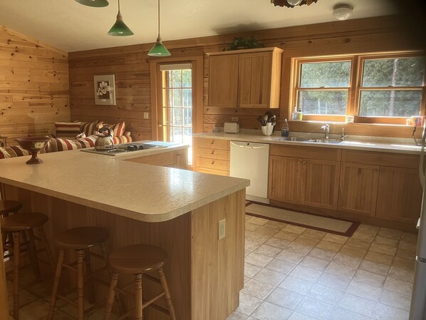 Køleskab, mikrobølgeovn, ovn, kogeplade