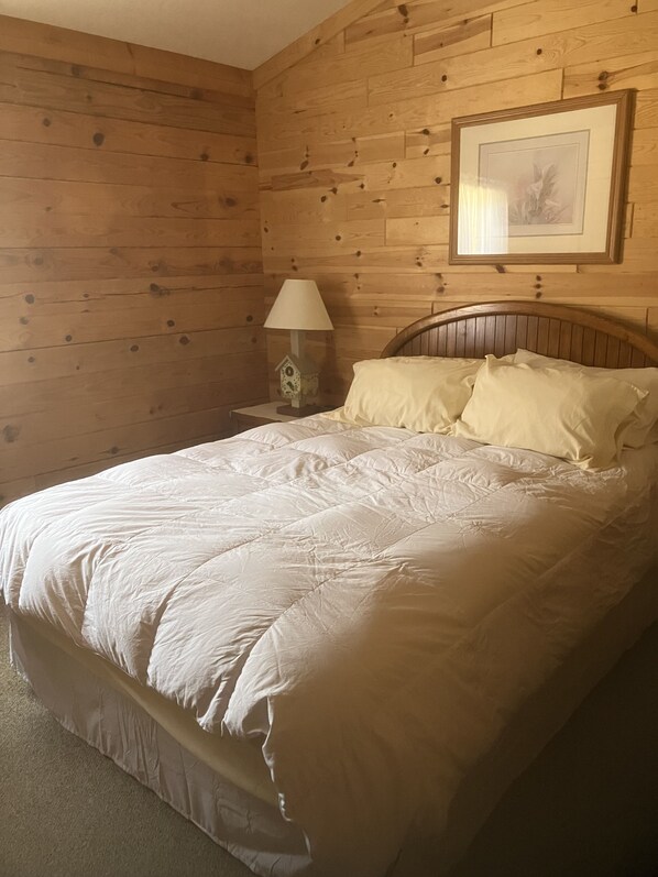 1 dormitorio, caja fuerte, escritorio y tabla de planchar con plancha