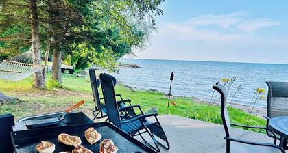 Beach front house 🏖️ 3 BDR each with a King 👑 10 Minutes to Port Austin 🌅!