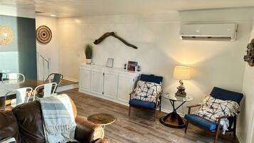 Smart-TV, Kamin, Tischtennisplatte