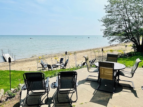 Beach front house- 3 BDR each with a King - 10 Minutes to Port Austin!