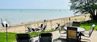 Beach front house- 3 BDR each with a King - 10 Minutes to Port Austin!