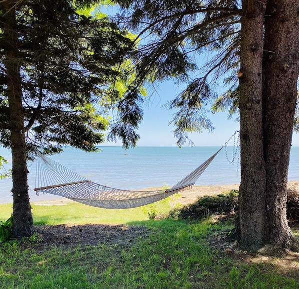 Sur la plage, chaise longue, serviettes de plage