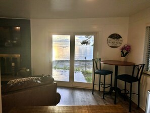 Smart TV, lareira, mesa de pingue-pongue