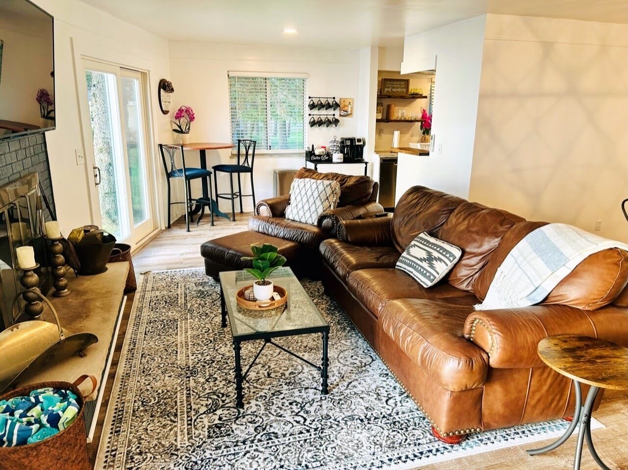 Smart-TV, Kamin, Tischtennisplatte