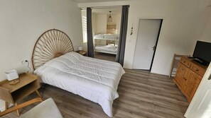 4 chambres, bureau, fer et planche à repasser, lit de bébé portatif