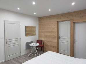 4 Schlafzimmer, Schreibtisch, Bügeleisen/Bügelbrett, Reisekinderbett