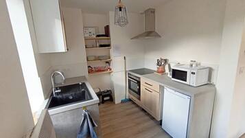 Een koelkast, een magnetron, een oven, een kookplaat