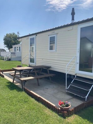 Outdoor dining - Cosy caravan just 5 min walk to the beach (Tunstall)