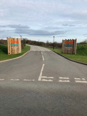 Property grounds - Cosy caravan just 5 min walk to the beach (Tunstall)