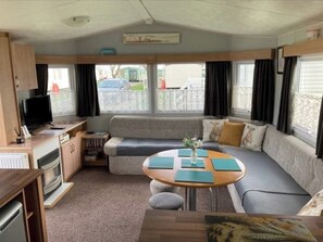 Smart TV, fireplace, video games, books - Cosy caravan just 5 min walk to the beach (Tunstall)