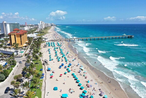 Sun loungers, beach towels - Deerfield Beach Vacation Home in "The Cove" (Deerfield Beach)