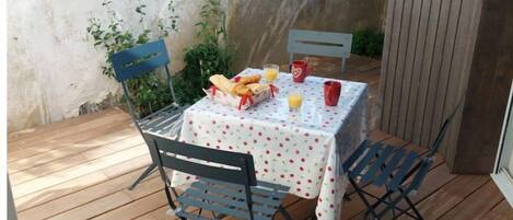 屋外ダイニングエリア